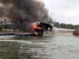 Tàu du lịch Quảng Ninh chìm trong lửa